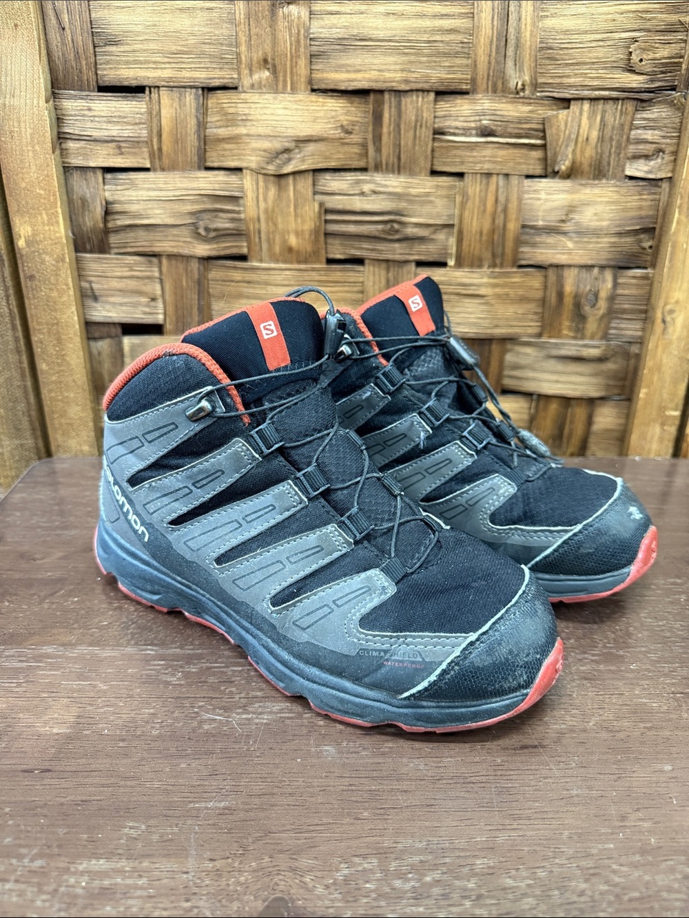 Salomon synapse size 3 Mid Waterproof Black & Orange Hiking Shoes Boots 353095